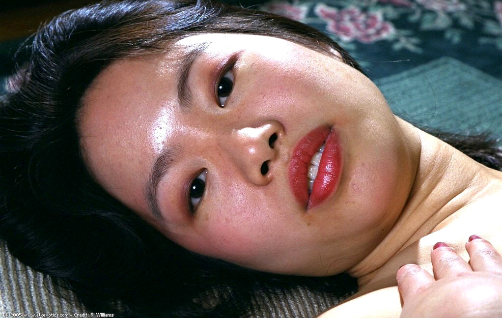 Asiática amateur con tetas pequeñas abriendo su vagina peluda en medias
 #50048790