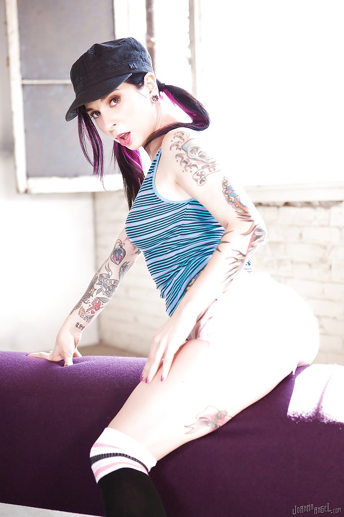 Milf peligrosa con tatuajes calientes joanna angel golpea su culo con un juguete
 #54352025