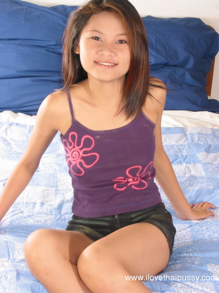 Teen asiatisches Babe mit großen Titten neckt ihre haarige Muschi beim Ausziehen
 #50055133