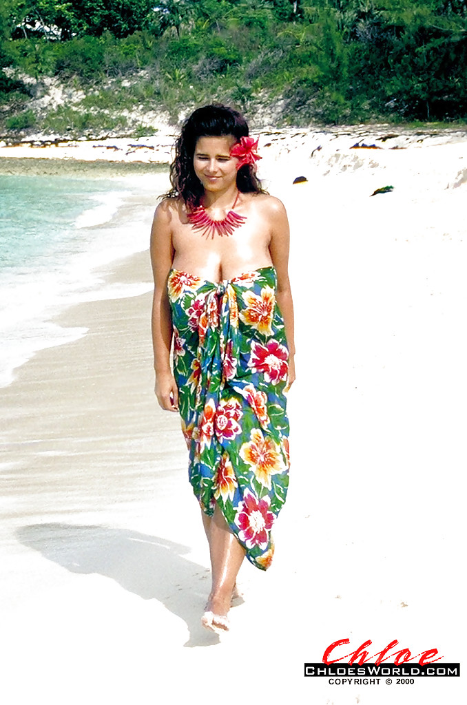Europäisches Solomodell Chloe Vevrier demonstriert Brüste im Meer und am Strand
 #50155971