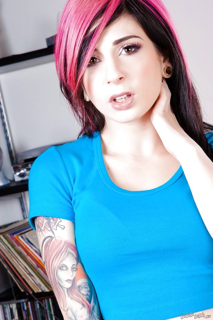 La punk amatoriale joanna angel si spoglia davanti alla telecamera con le sue calze sexy
 #54336609