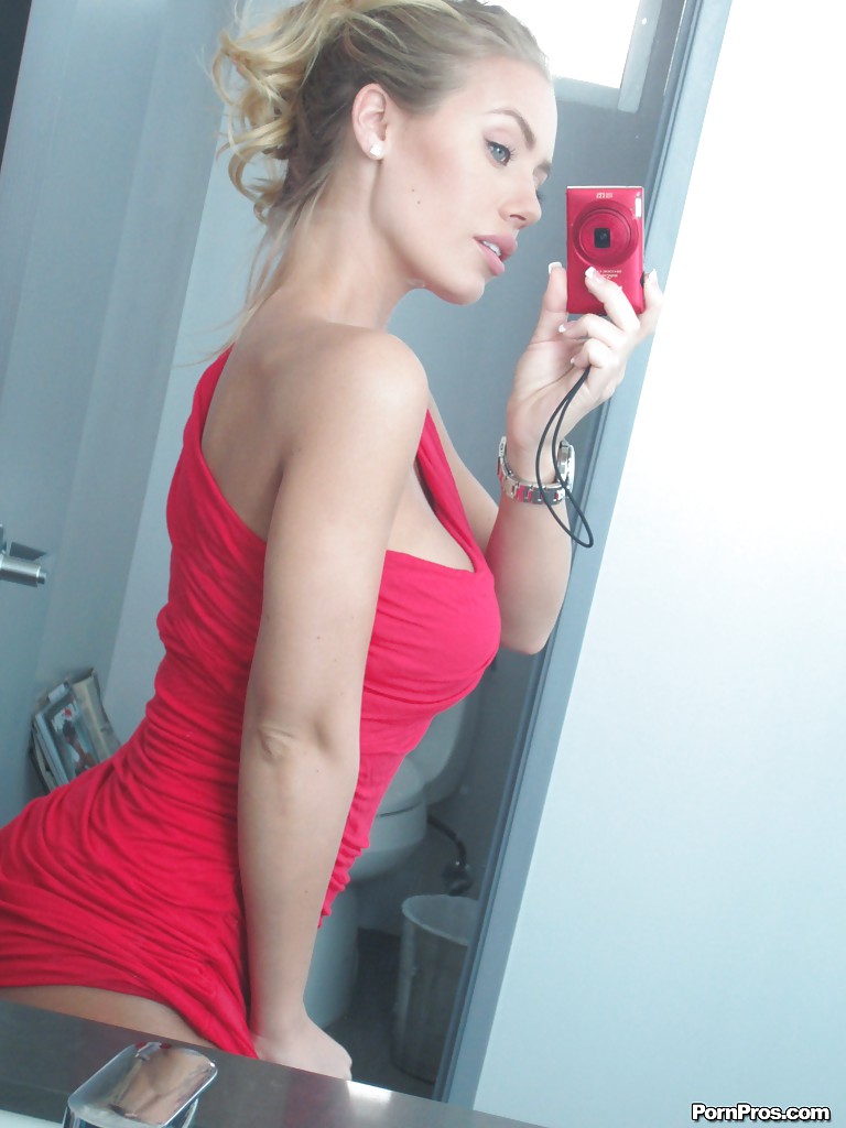Nicole Aniston, copine aux gros seins, fait des self-shots nue
 #50618113