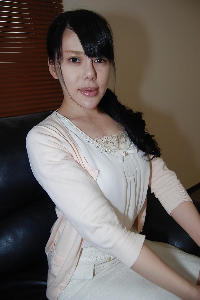 Asiatische Brünette Babe ruriko furuse zieht ihre Strumpfhose aus und zeigt ihre Muschi
 #52301250