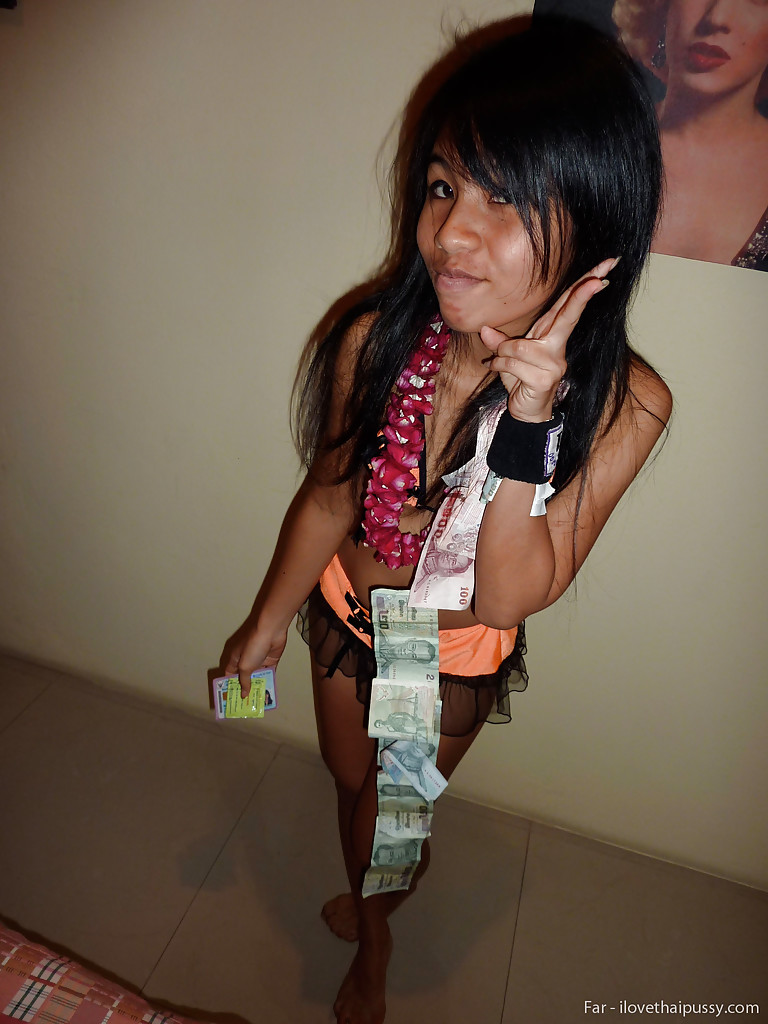 Petite thai bar girl mostrando la sua figa rasata per soldi
 #50054122