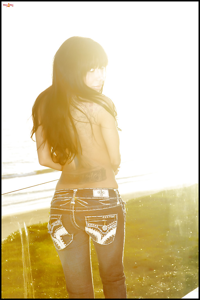 Lela star, fille solo latina tatouée, pose en extérieur en jeans
 #54704338