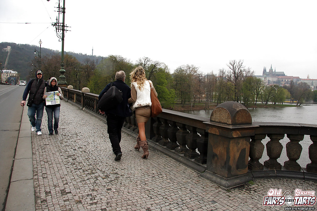 Kristyna d chupa y folla la polla de un viejo al aire libre
 #52007899