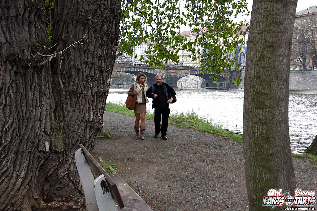 Kristyna d chupa y folla la polla de un viejo al aire libre
 #52007956