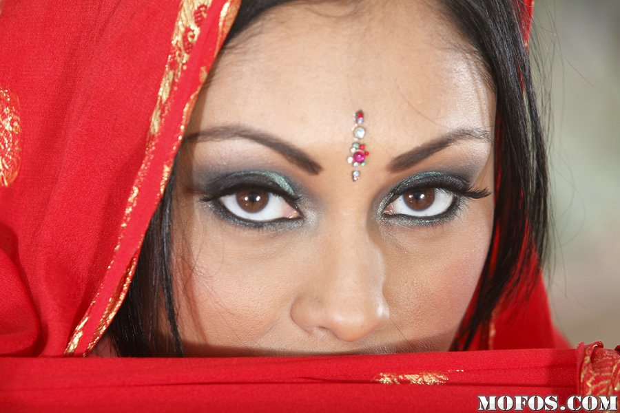 インド人女性priya anjeli raiが大きな丸いオッパイとジューシーな乳首を見せる
 #51184855