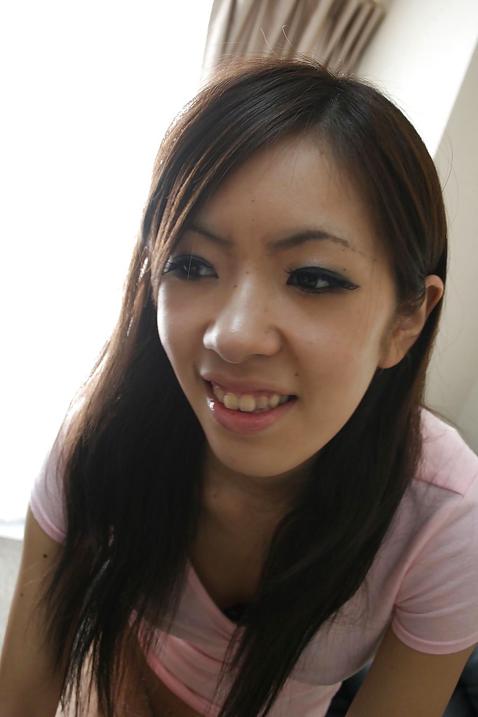 Asiatischer Teenager Harumi Matsuda zieht sich aus und entblößt ihren Honigtopf
 #51194564