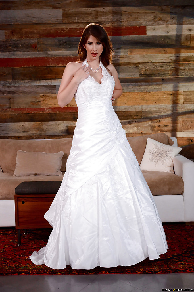 Brunette milf karina bianco mostrando diffondere figa dopo doffing abito da sposa
 #52371814