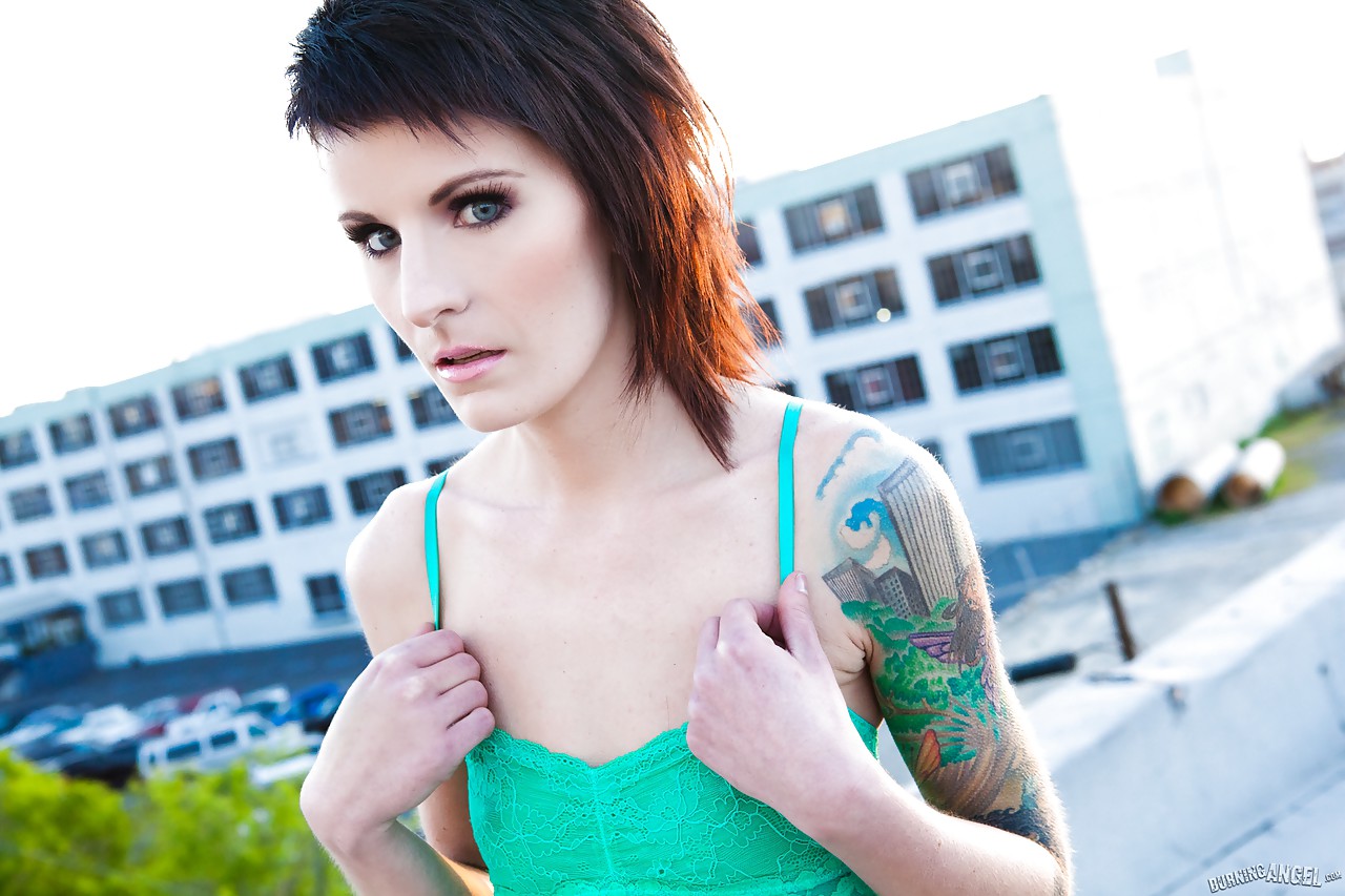 Flaca con cuerpo tatuado mostrando sus pequeñas tetas al aire libre en una azotea
 #51907491