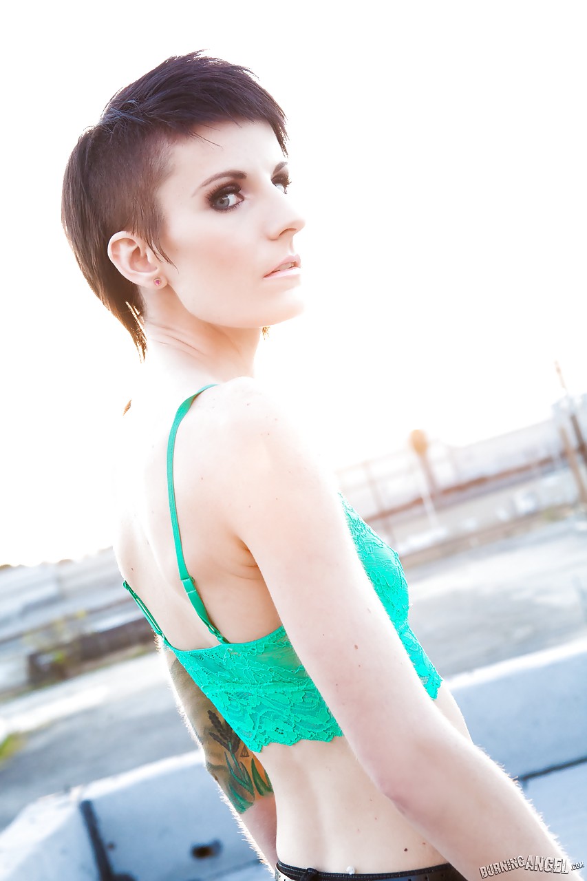 Flaca con cuerpo tatuado mostrando sus pequeñas tetas al aire libre en una azotea
 #51907538