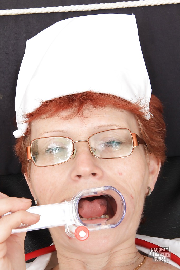 Enfermera madura con gafas y medias de nylon masturbando su coño hambriento
 #51023969