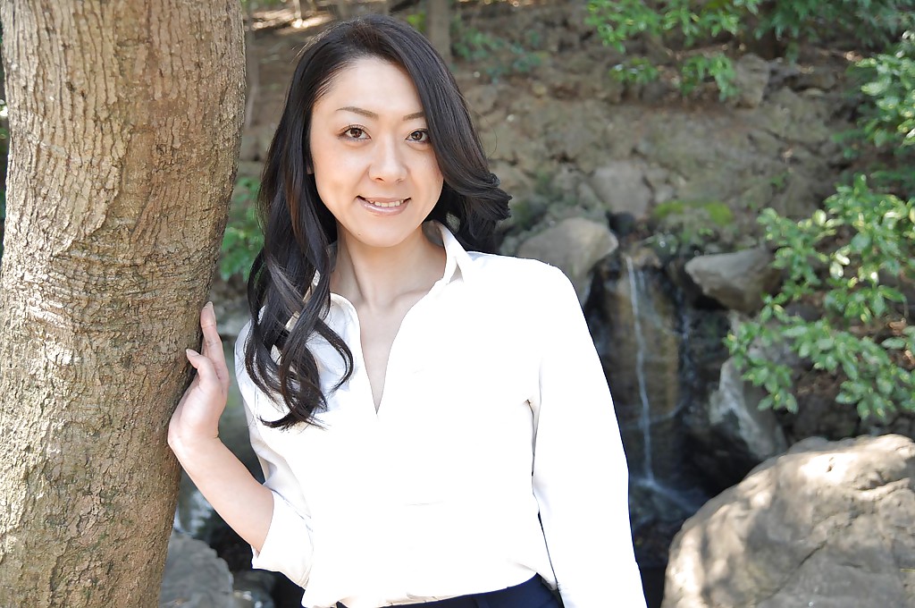 Asian milf saeko kojima es la demostración de su culo, mientras que al aire libre
 #50043319