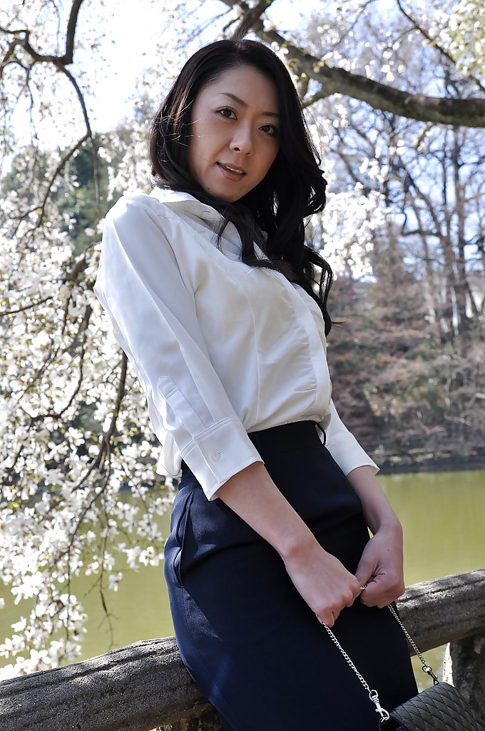 アジア人の小島沙絵子さんが屋外でお尻を見せています。
 #50043338