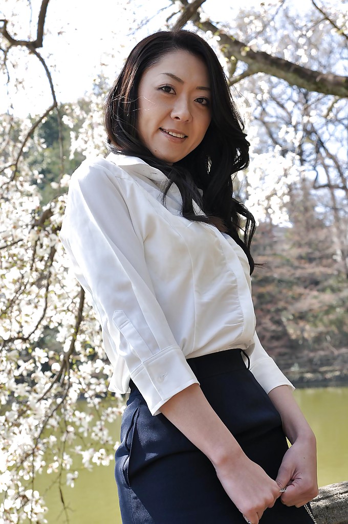 アジア人の小島沙絵子さんが屋外でお尻を見せています。
 #50043350