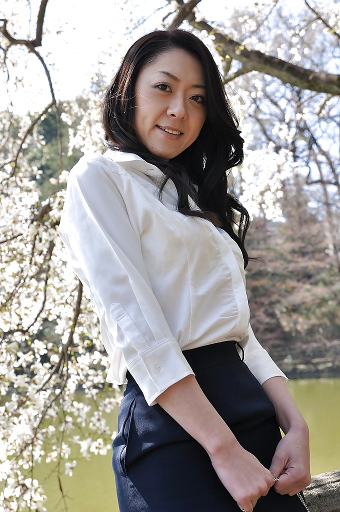 Asian milf saeko kojima es la demostración de su culo, mientras que al aire libre
 #50043350