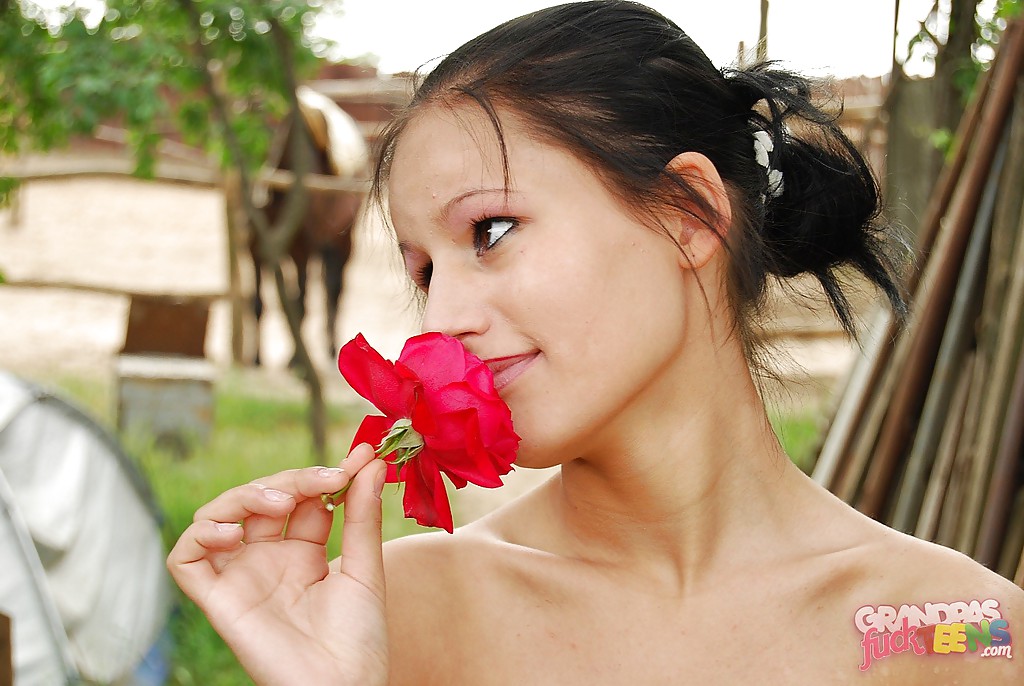 Jeune brune coquine au cul chaud se déshabillant en plein air
 #52640138