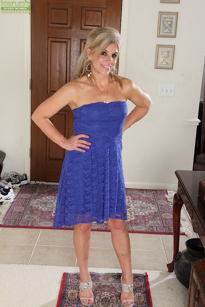 Reife Blondine sierra smith mit winzigen Titten zieht ihr blaues Kleid aus
 #55583660
