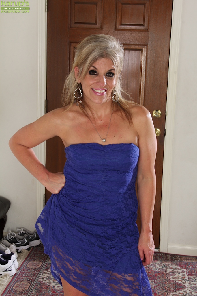 Reife Blondine sierra smith mit winzigen Titten zieht ihr blaues Kleid aus
 #55583752