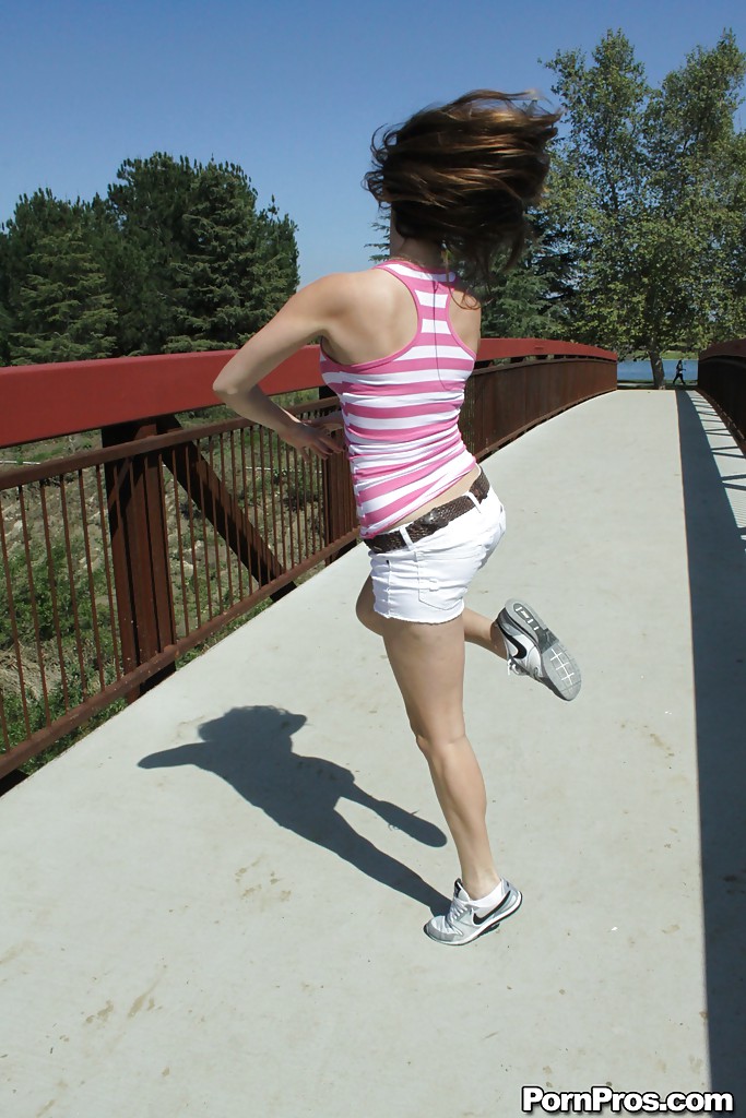 La jeune femme en short holly michaels montre son corps de sportive en plein air.
 #54081972