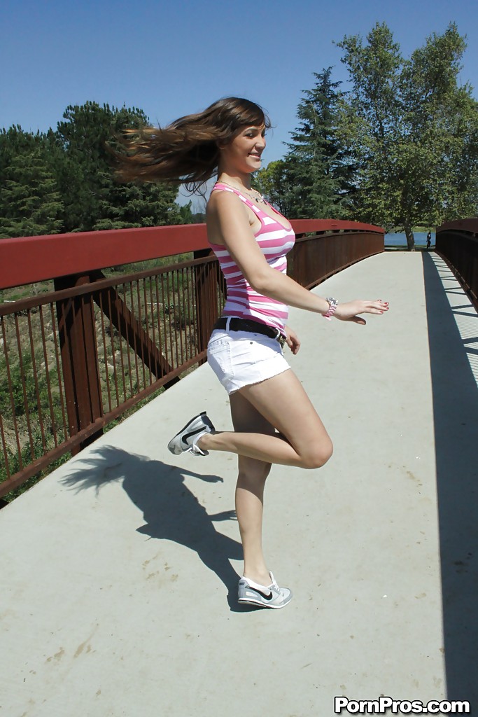 La jeune femme en short holly michaels montre son corps de sportive en plein air.
 #54082028
