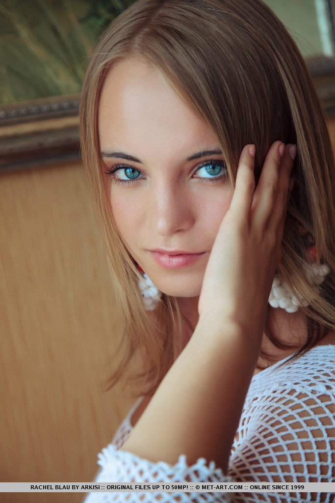 Glamouröse junge Schönheit rachel blau liebt es, ihre rasierte Vagina zu spreizen
 #50609355