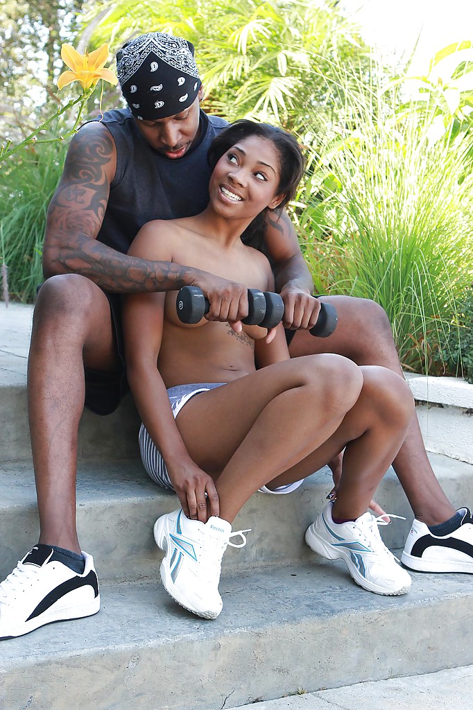 Deportiva de ébano seduce a su entrenador con su increíble y amplio botín
 #51813127