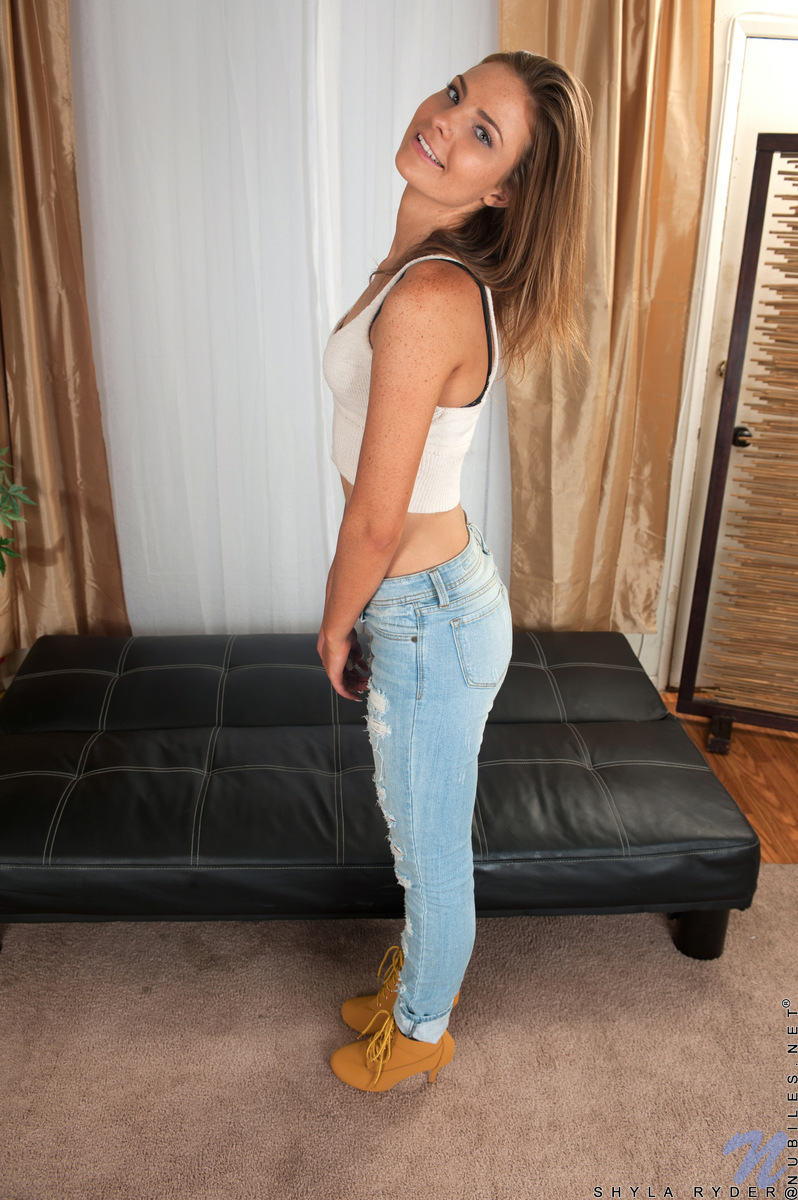 Süße Teenie-Amateurin Shyla Ryder entledigt sich ihrer Jeans und zeigt ihr Spitzenhöschen in Heels
 #51137056
