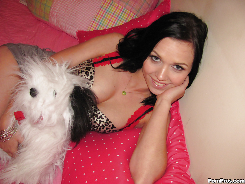 Joven lujuriosa con tetas grandes ally styles se desnuda y posa desnuda
 #52003008