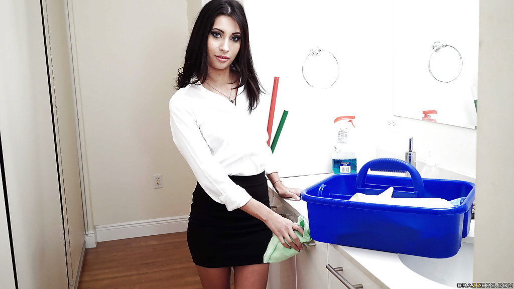 Brünette Babe Jade Jantzen posiert voll bekleidet in weißer Bluse und Rock
 #51288296