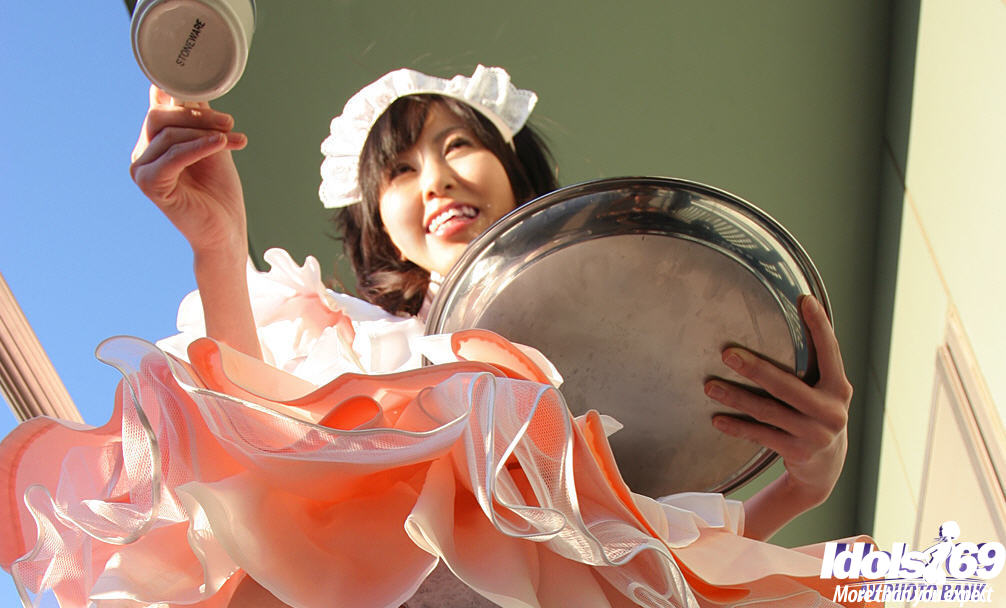 Süßes asiatisches Babe in Hausmädchen-Uniform entblößt ihre winzigen Titten und haarige Muschi
 #51308195