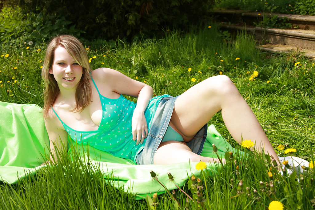 Upskirt no desnuda posando al aire libre de una gran tetas joven babe sue a
 #51360929