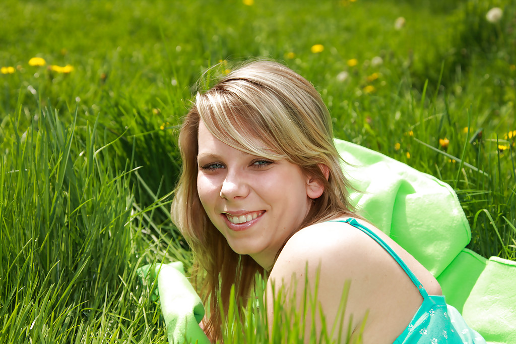 Une jeune aux gros seins, Sue, pose en plein air.
 #51360949