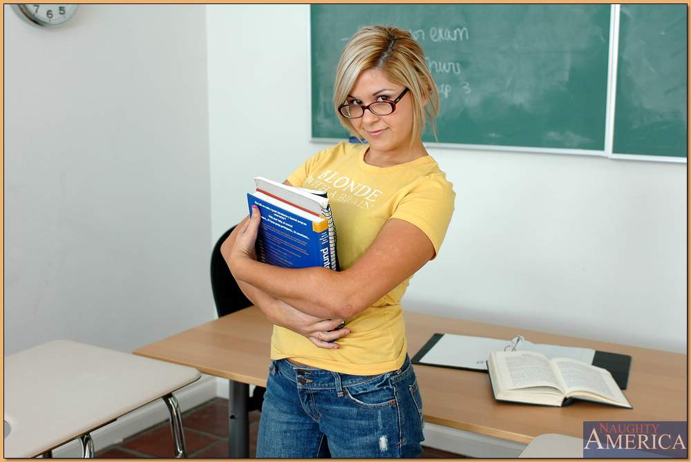 La hermosa colegiala con gafas Brandi Lee estirando su coño rosado #50984461