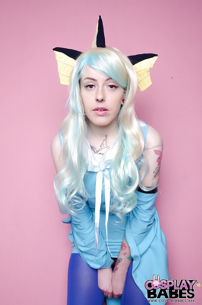 Fetisch-Freak Skyler Synn spielt mit ihrer Möse im Cosplay-Outfit für ein Fotoshooting
 #50400513
