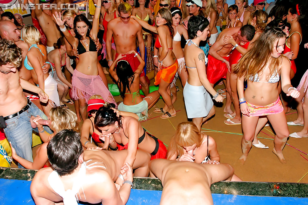 Seducenti ragazze in bikini sono coinvolte in un hardcore groupsex alla festa selvaggia
 #51411349