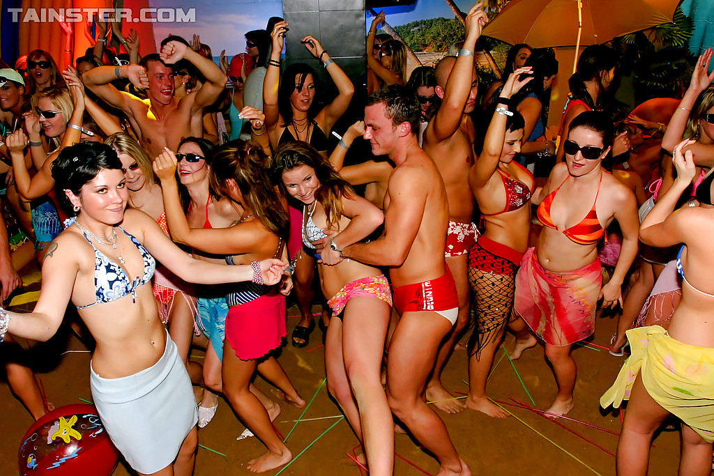 Seducenti ragazze in bikini sono coinvolte in un hardcore groupsex alla festa selvaggia
 #51411351