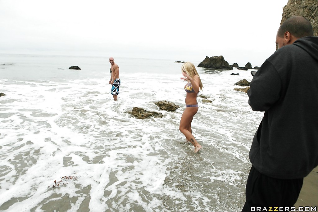 La pornostar Jessica Moore in bikini si fa scopare forte la fica all'aperto
 #50159197