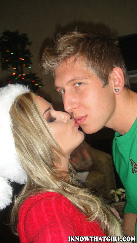 アマチュア・ガールフレンドのmckenzie milesがクリスマス・ランジェリーでキスしてポーズをとる
 #50934633