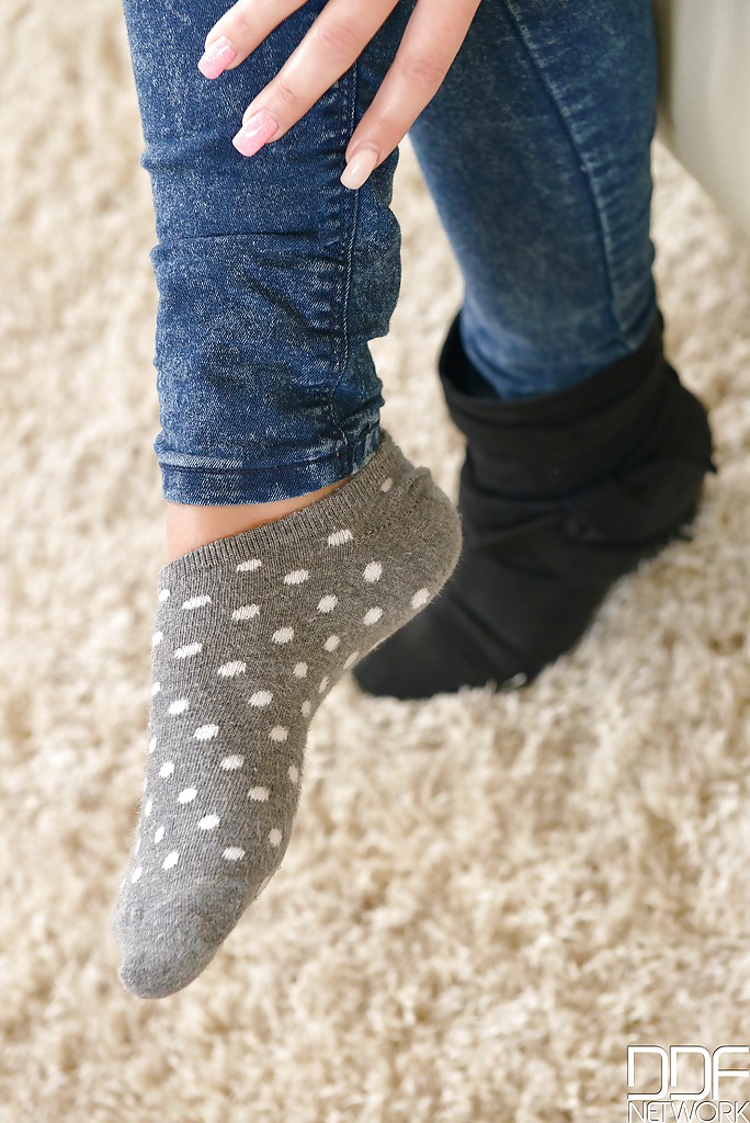 Topless hottie onyx viper se quita las botas para mostrar lindos calcetines
 #50898987