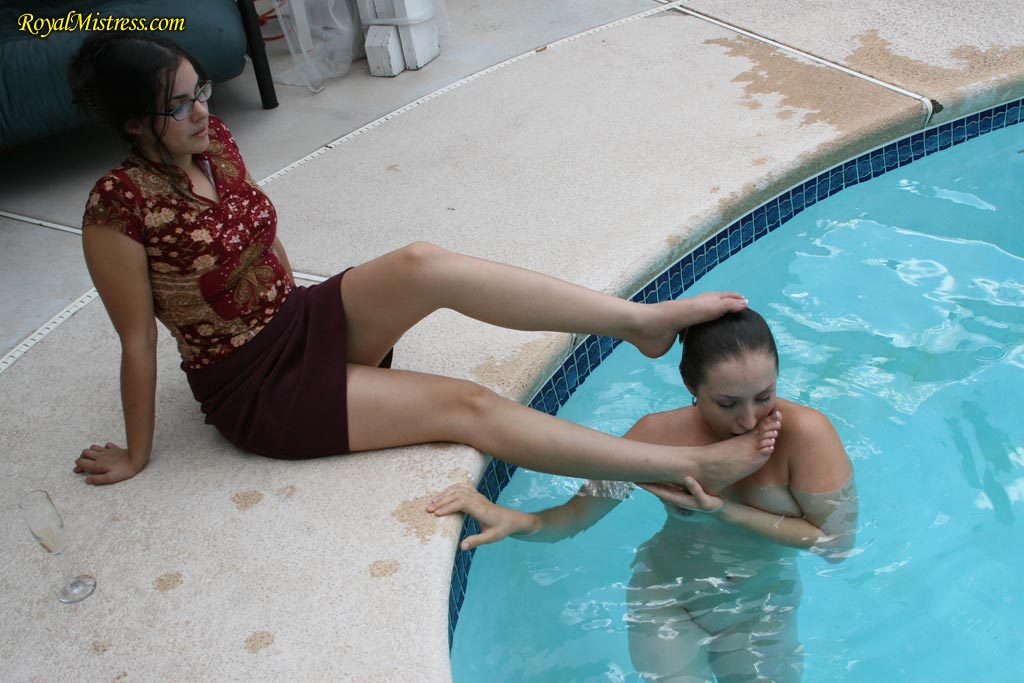 Fetiche de los pies de los sirvientes adoran las piernas sexy de las amantes de la dominación femenina en una piscina
 #50704586