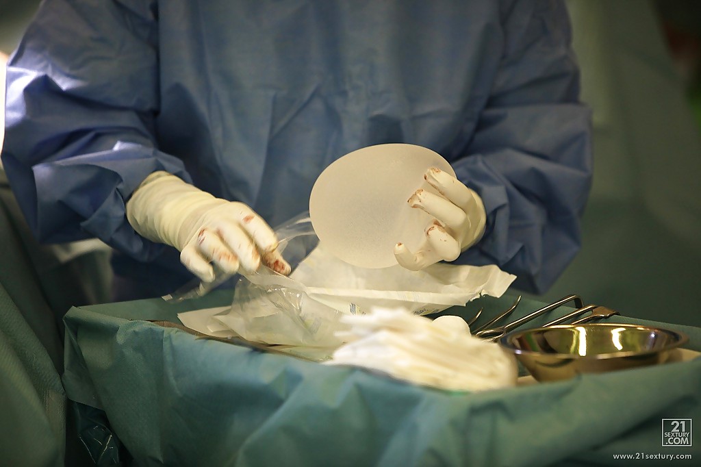 Aletta ocean geht durch erfolgreiche plastische Chirurgie Operation
 #52515802