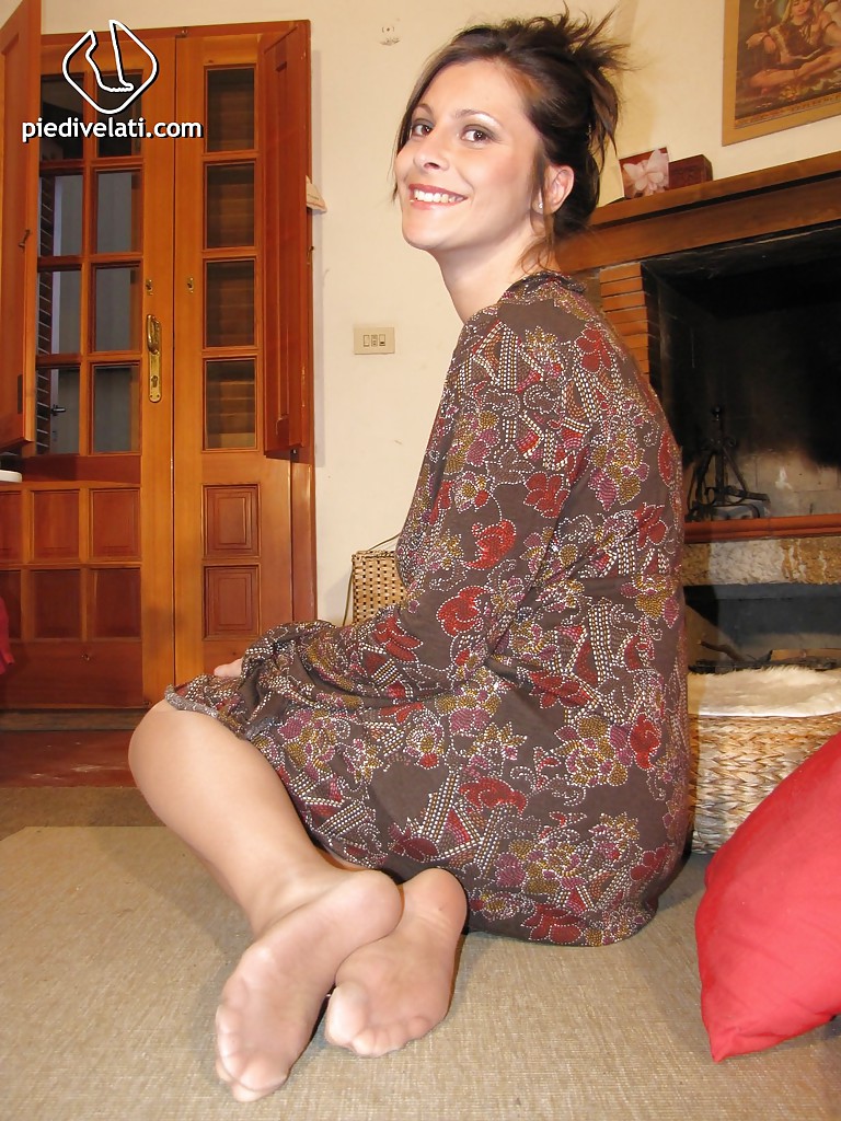 La atractiva morena de grandes tetas Elena mostrando su pasión por los pies
 #51360894