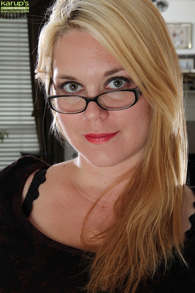 Fatty Milf in glasses Lindsay Jackson is undressing on camera