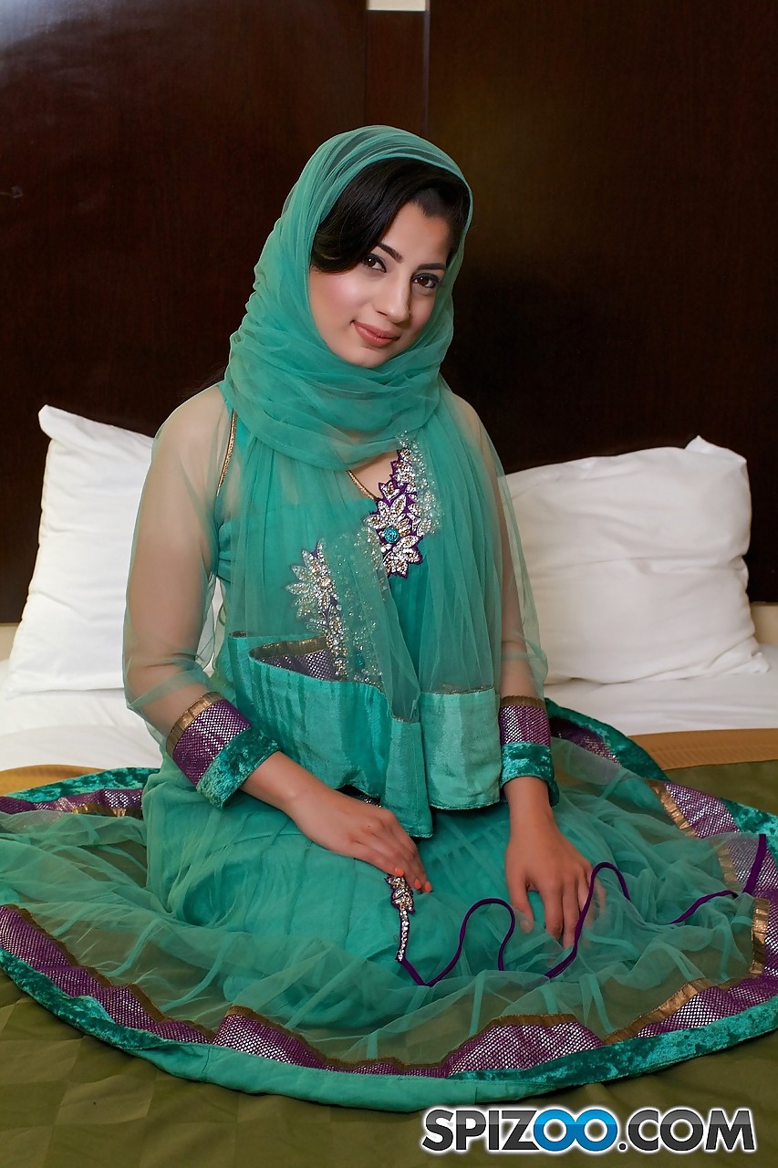 La ragazza etnica Nadia Ali si spoglia della lingerie sexy per mettere a nudo il culo caldo e i grandi capezzoli
 #51368618