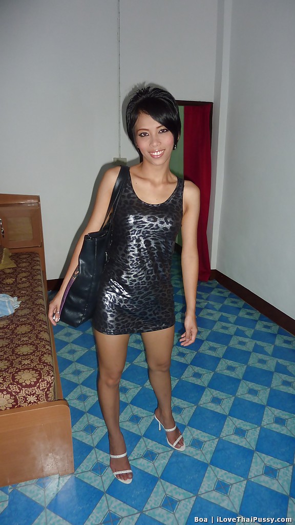 Stupenda ragazza asiatica che mostra le sue mutandine bianche e il suo culo sexy
 #52214554