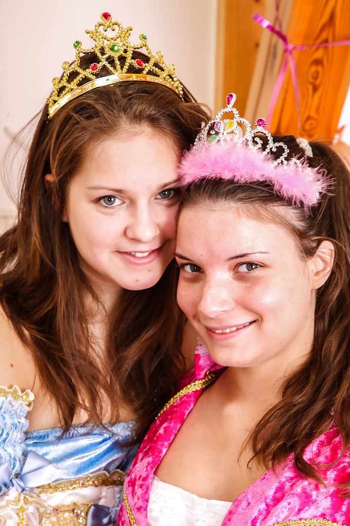 Verspielte Teenager-Flittchen haben lesbischen Humping- und Muschi-Leck-Spaß
 #50363670