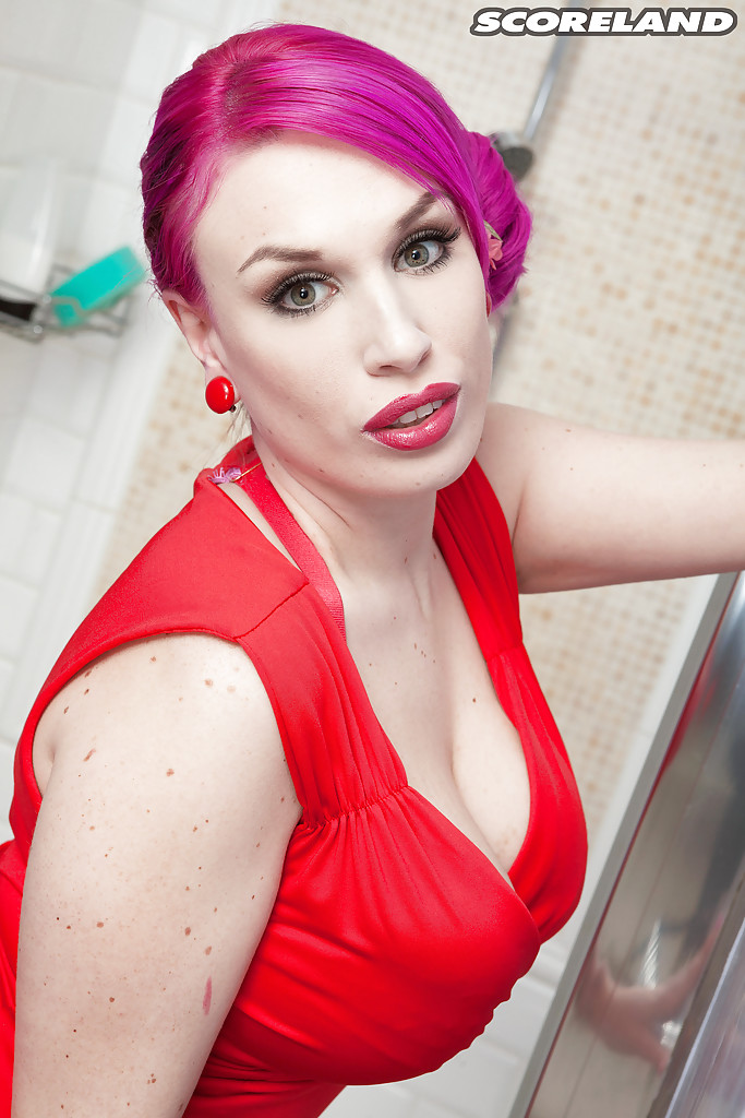 Ragazza solitaria dai capelli rosa Lily Madison che bagna le tette sotto la doccia
 #51960820