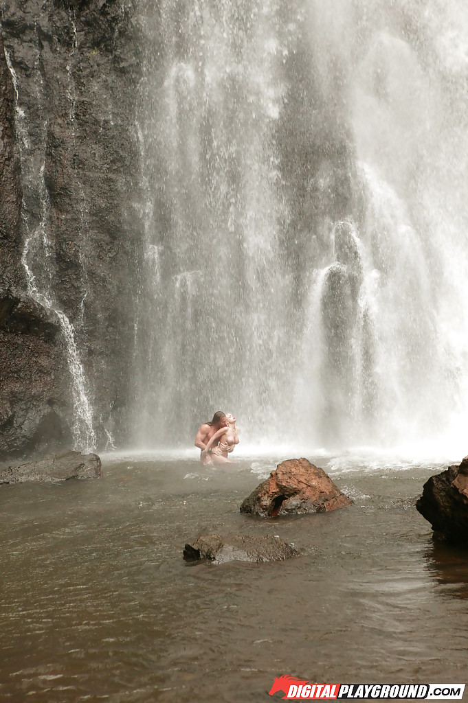 La impresionante milf jesse jane folla al aire libre en la cascada en la cámara
 #52373188